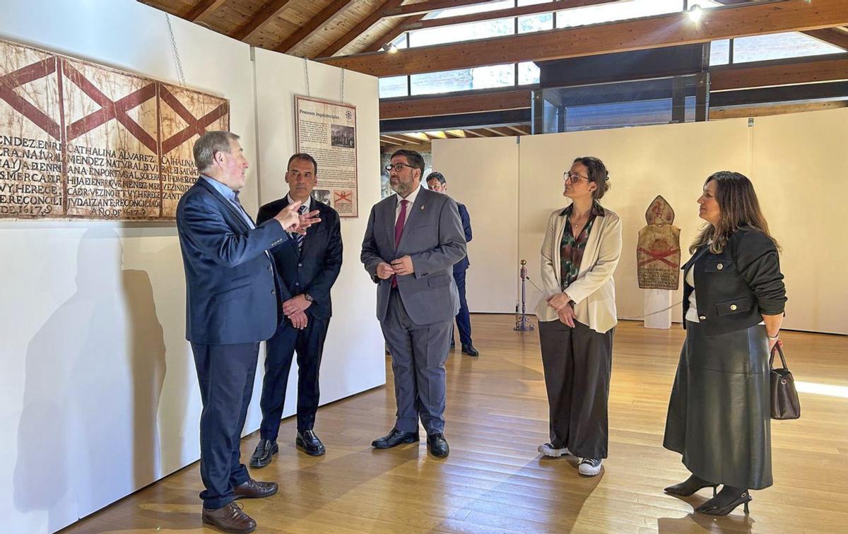 El alcalde de Tui, con su homólogo abulense durante la inauguración de la exposición en Ávila. | CONCELLO DE TUI