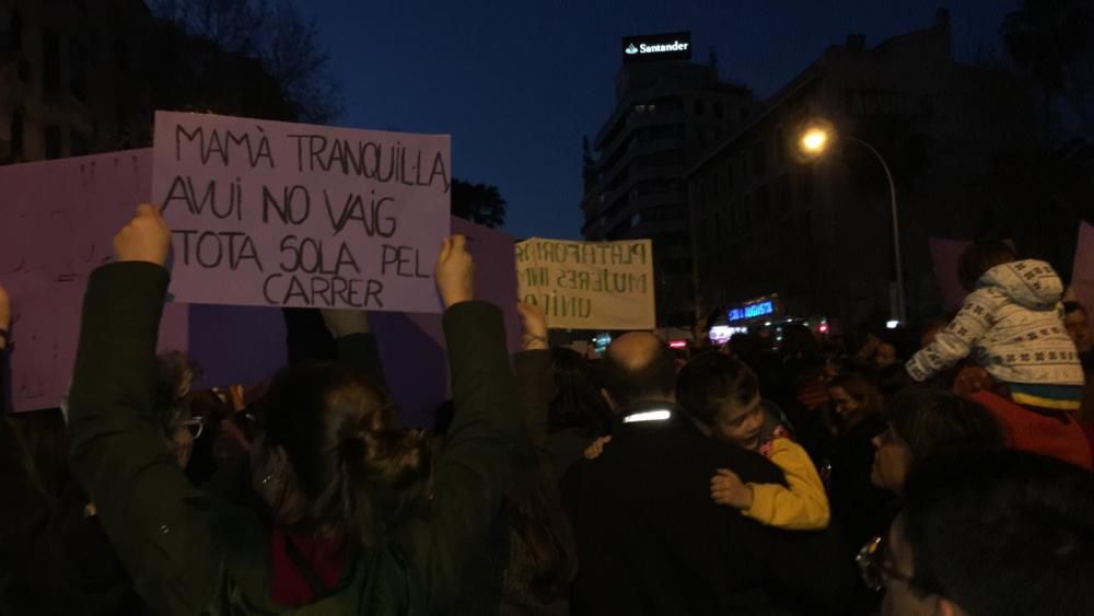 Miles de mujeres se manifiestan en Palma por el 8M