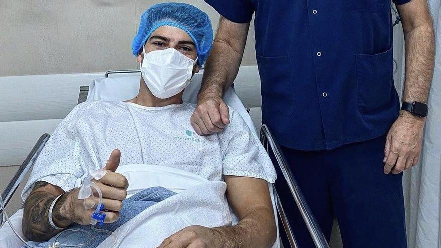 Augusto Fernández, en el hospital tras ser operado por el doctor Mir