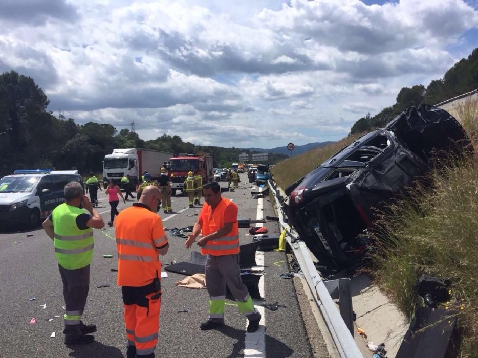 Accident entre dos vehicles a l'AP-7 a Cervià de Ter