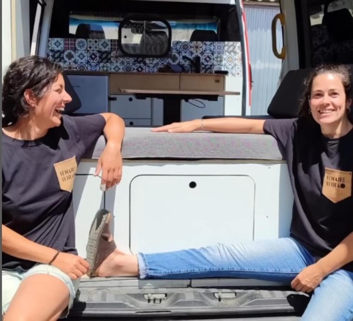 L'Andrea i la Laia en una furgoneta camperitzada