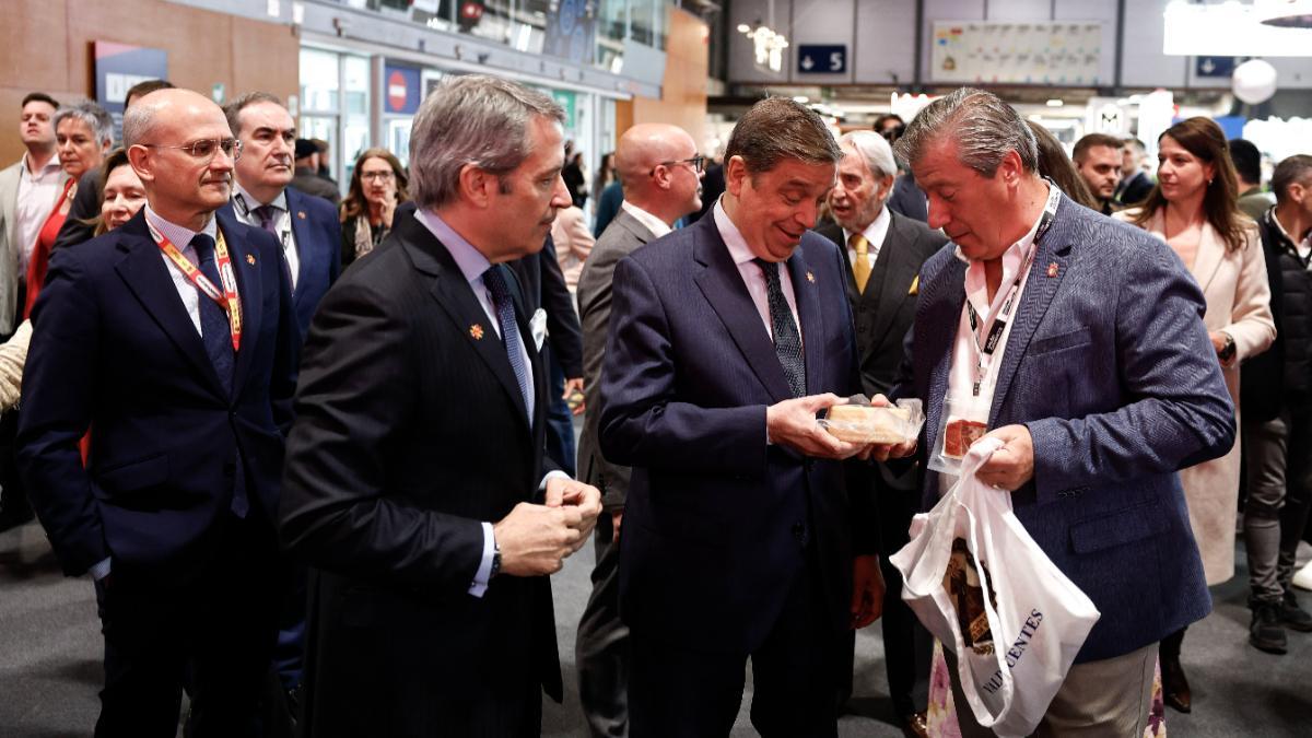El ministro de Agricultura, Pesca y Alimentación, Luis Planas (c), durante la inaugura de la 39 edición del Salón Gourmets, Feria Internacional de Alimentos y Bebidas de Calidad este lunes en Madrid.