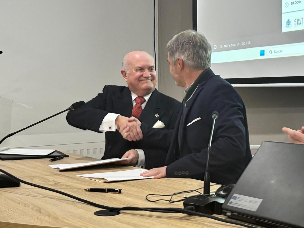 Julio Calvet Botella hace entrega del documento original al alcalde de Orihuela, Pepe Vegara