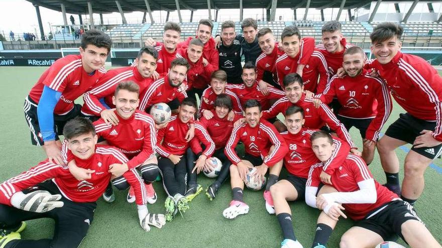 Plantilla y cuerpo técnico del Celta posan en las instalaciones de A Madroa después del entrenamiento de ayer. // Marta G. Brea