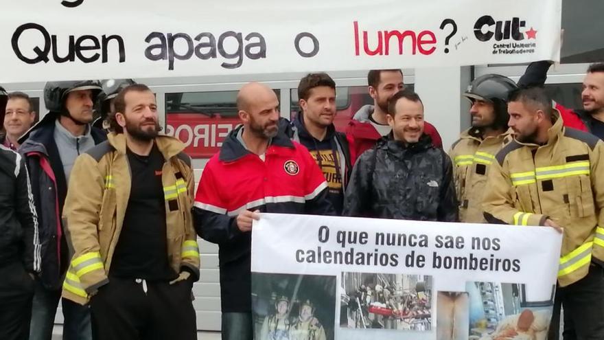 Bomberos en la protesta de esta mañana.