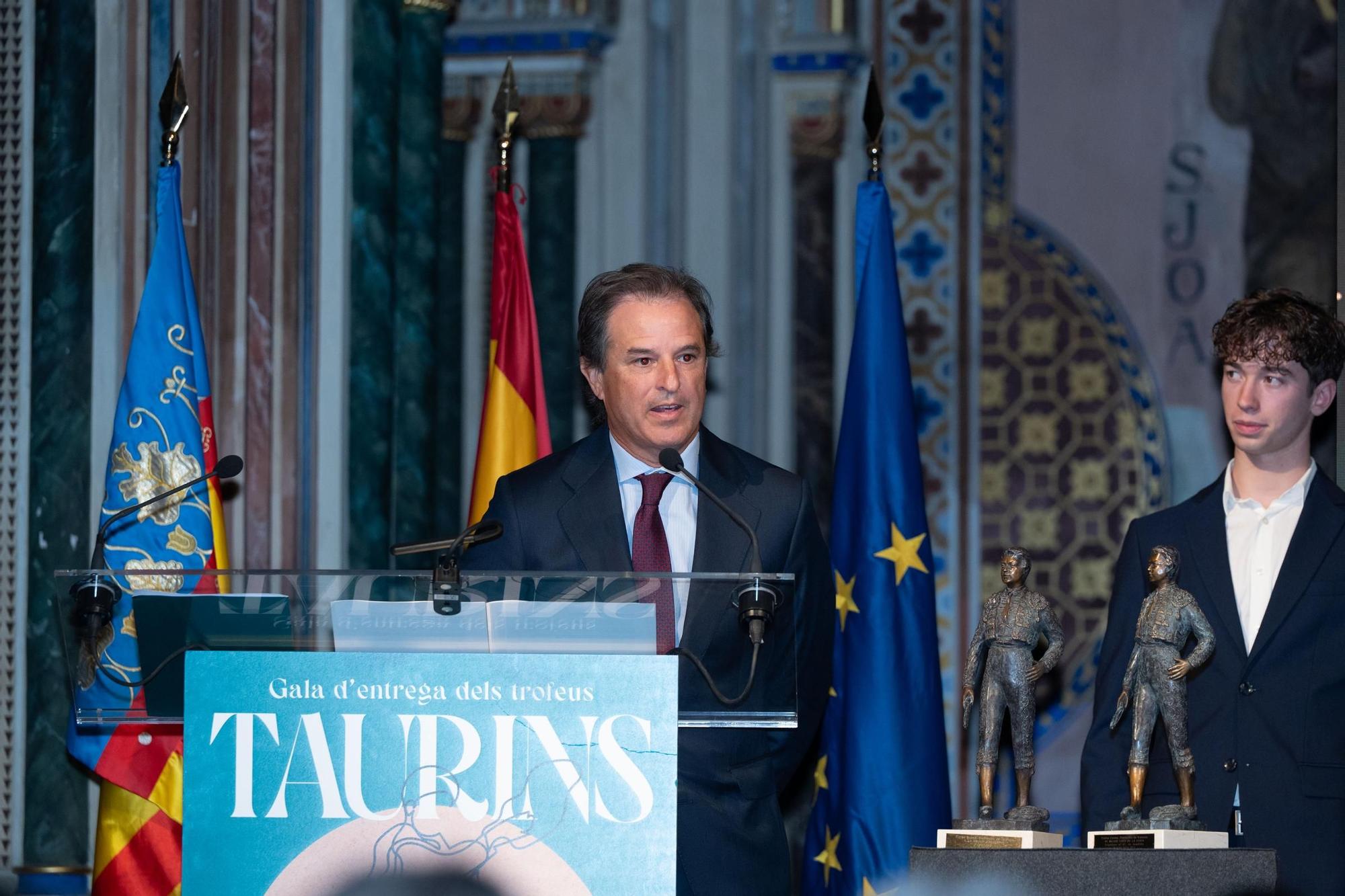 La gala de los premios taurinos de la Diputación de Valencia con Roca Rey, en imágenes