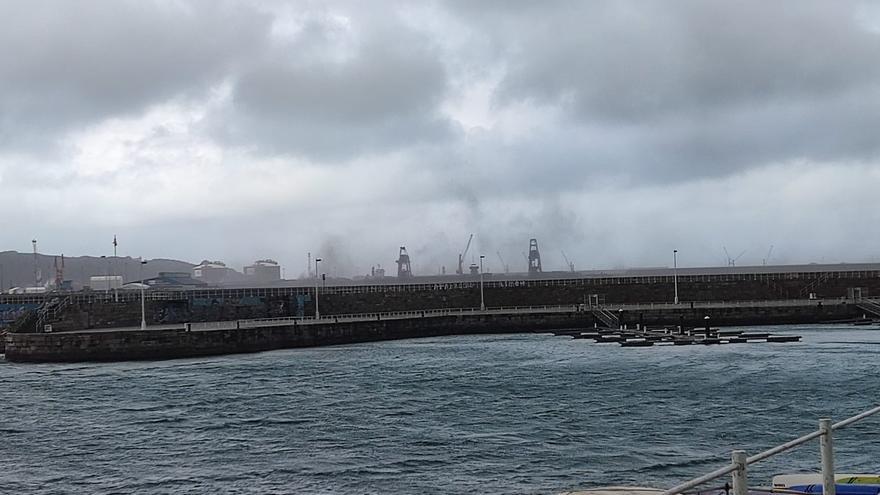 Vídeo: El fuerte viento levanta una espectacular nube negra de carbón en Gijón