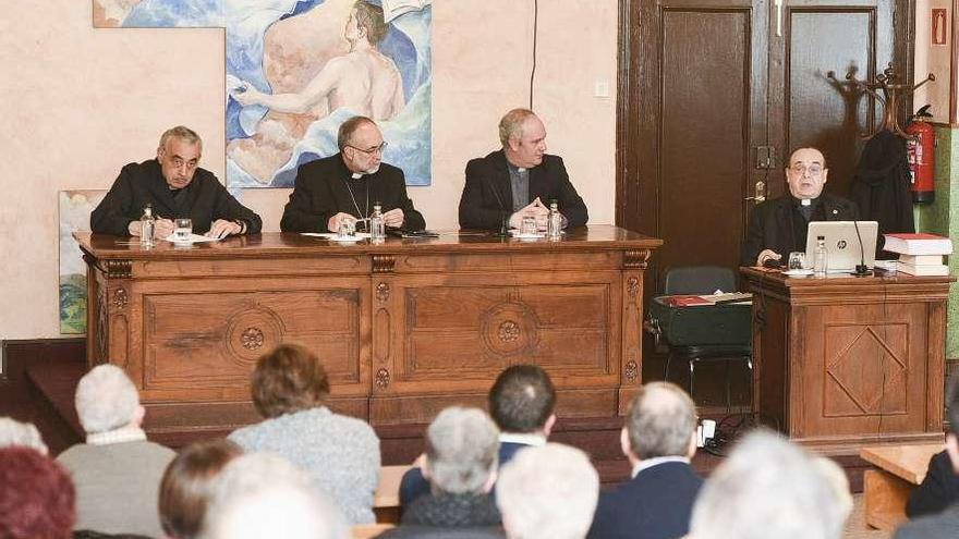 Por la izquierda, el delegado episcopal para las Causas de los Santos, Manuel Robles; el arzobispo, Jesús Sanz Montes; el rector del Seminario, Sergio Martínez; y el ponente Fidel González durante la conferencia.