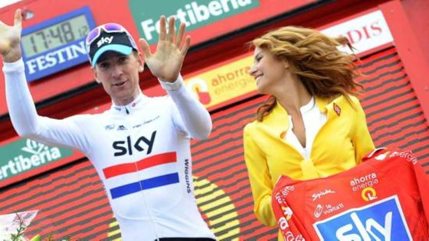 El nuevo líder de la carrera, Wiggins, se prepara ayer para enfundarse el maillot rojo.