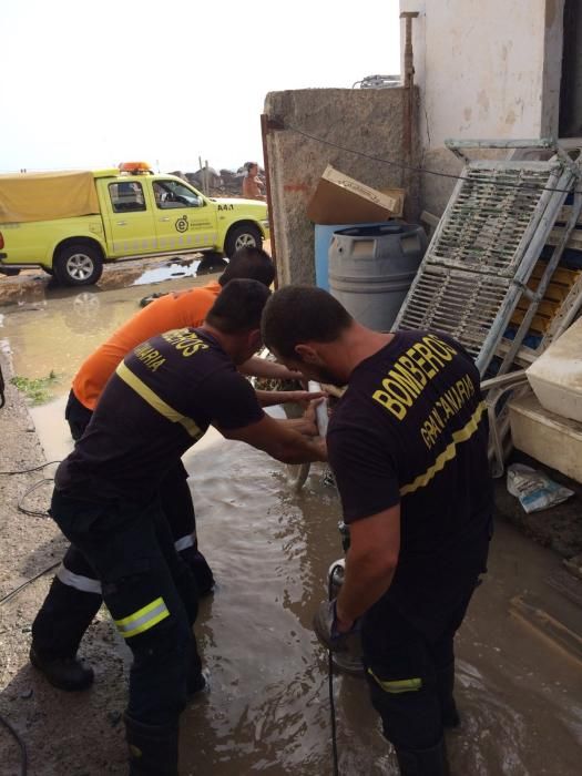 Inundación en las casas colindantes a la playa de Tauro