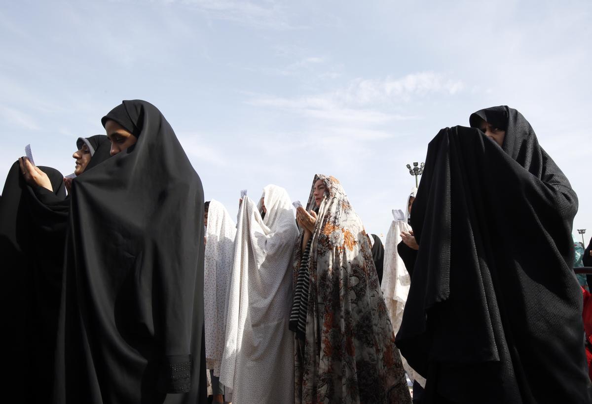 Los musulmanes celebran el fin del Ramadán. Fiesta del Eid al-Fitr en el santuario de Abdol-Azim, en Teherán (Irán).