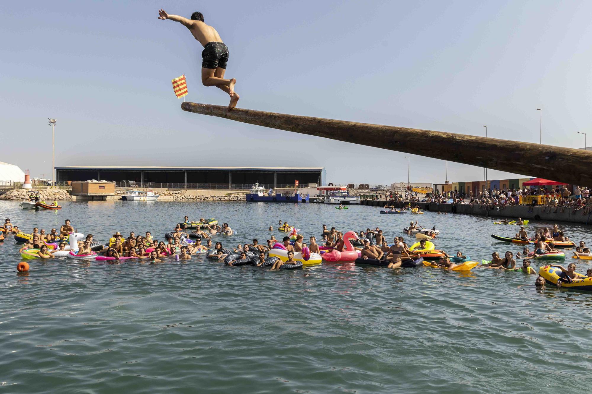 Las cucañas de Port de Sagunt: el palo engrasado