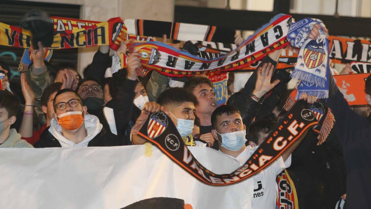 Una imagen de archivo de la afición del Valencia CF vibrando con la Copa