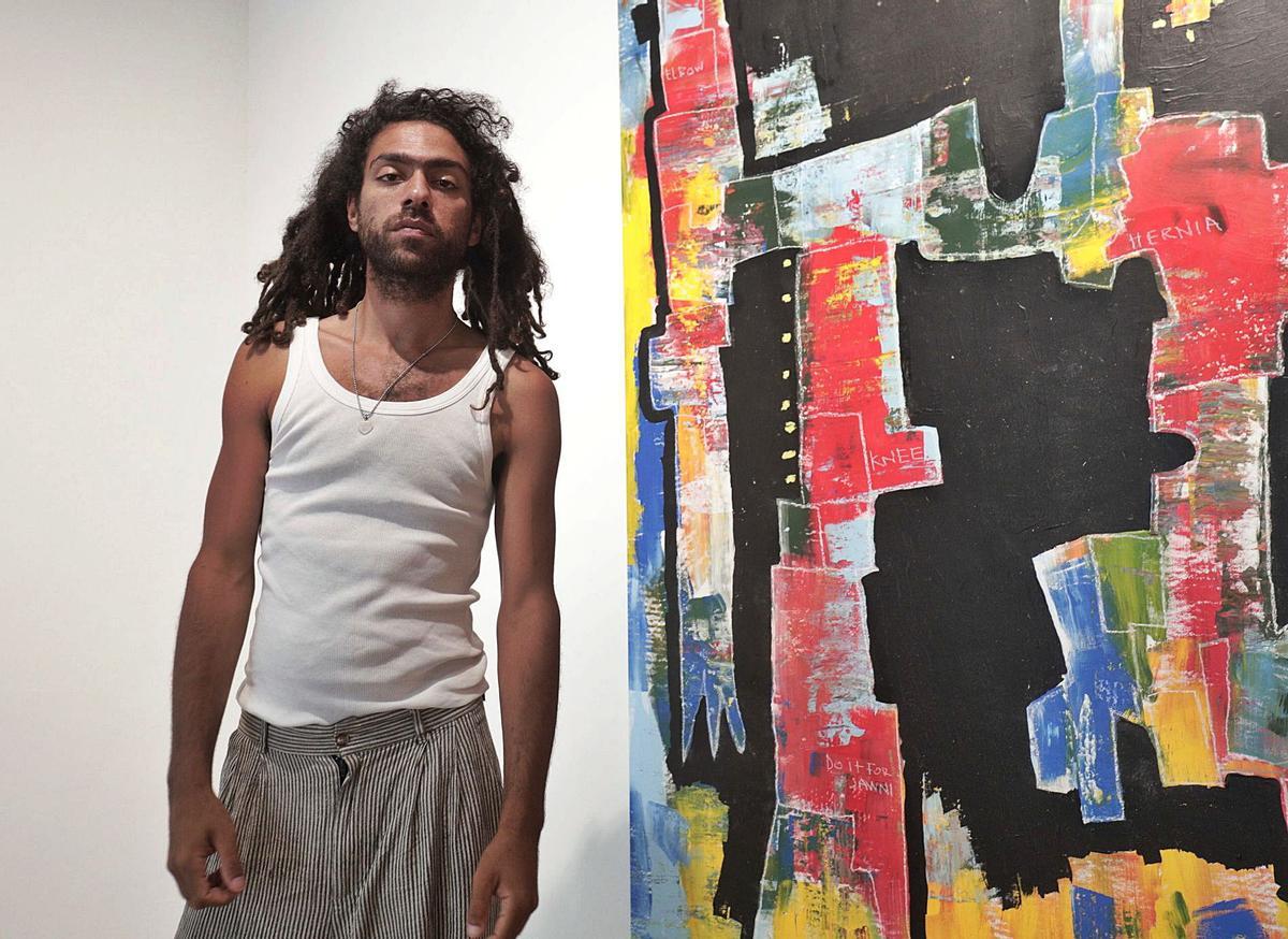 Noah Becker, ayer, junto a una de sus obras recientes en la galería Gerhardt Braun de la plaza Chopin.