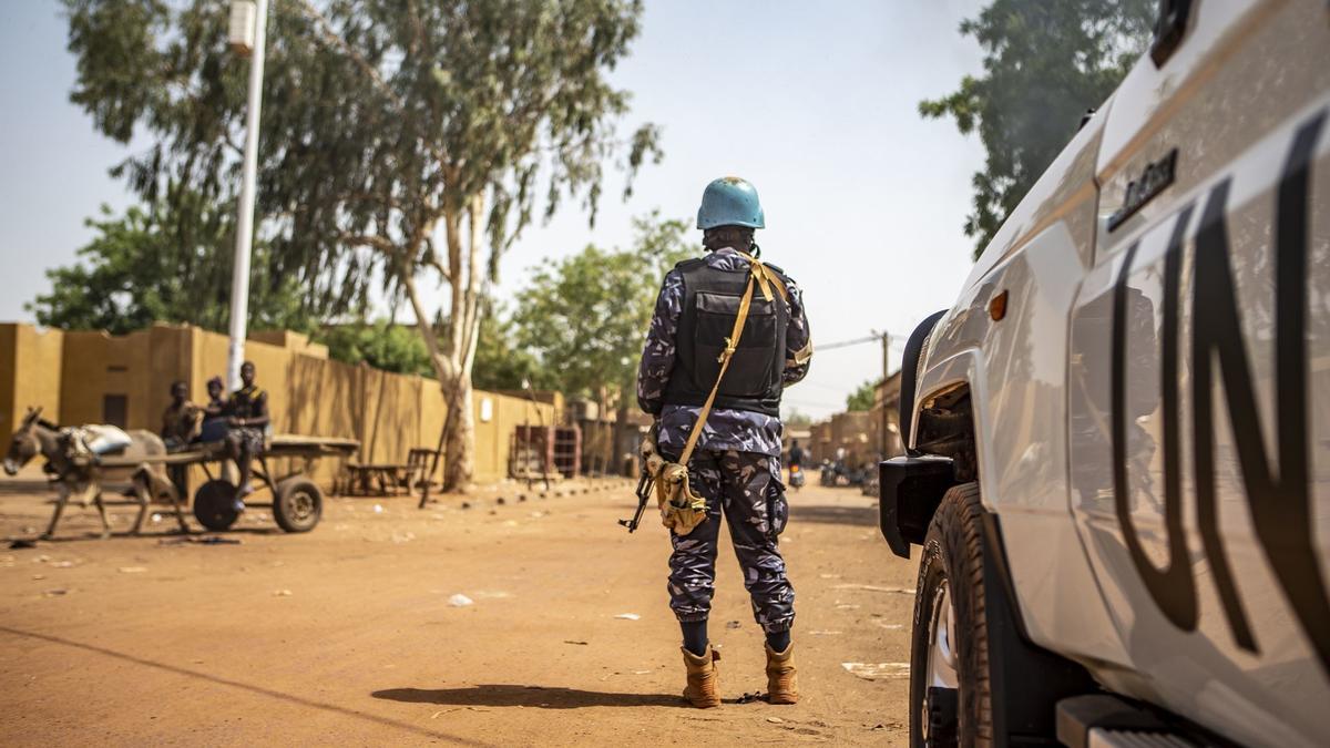 Un soldado de Malí con el casco azul de Naciones Unidas.