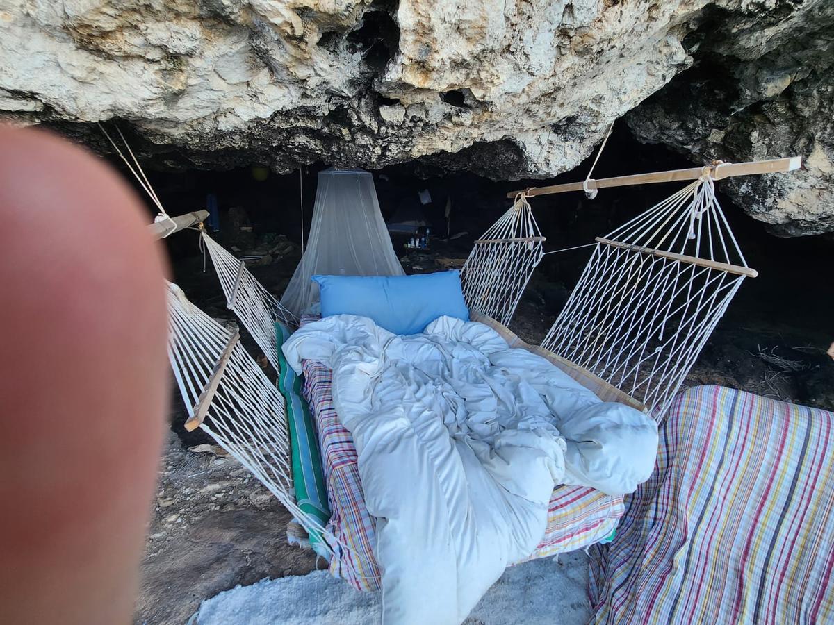 Una hamaca instalada en la cueva del 'cap de Barbaria