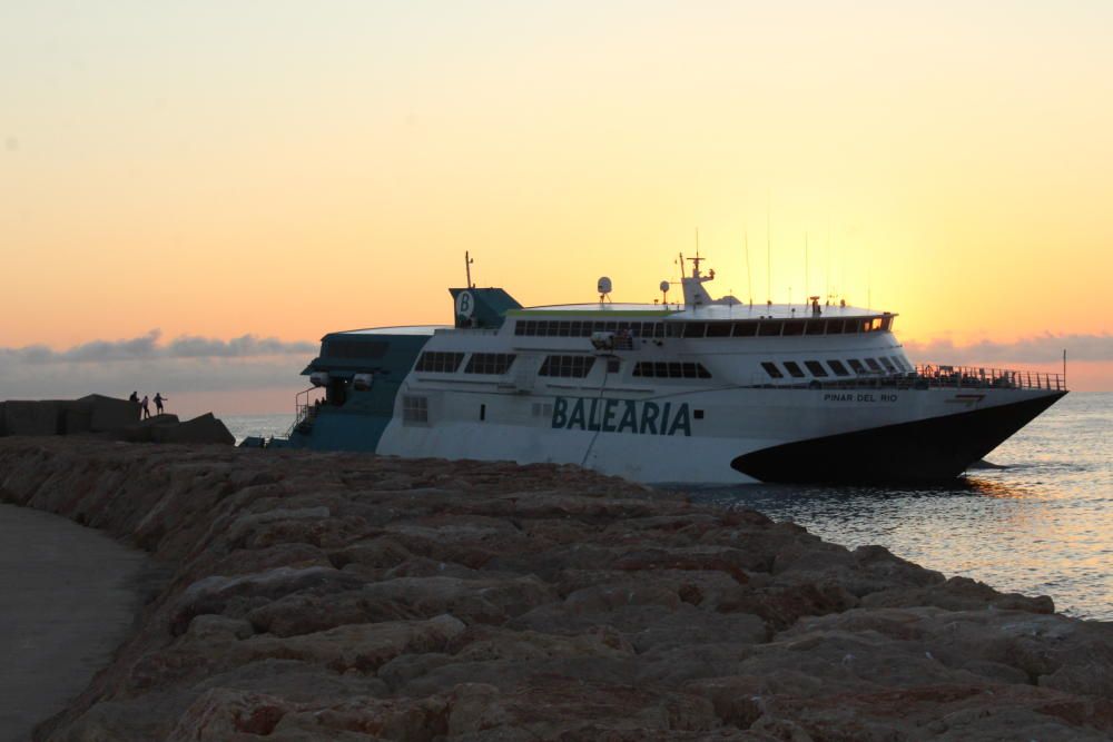 Un ferry con 400 pasajeros encalla en el puerto de Dénia