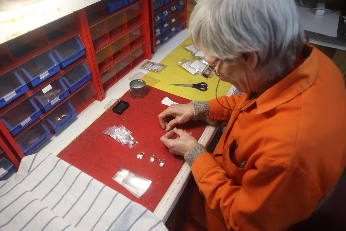 Una mujer clasifica las joyas en el taller de Ardentia en Bergondo