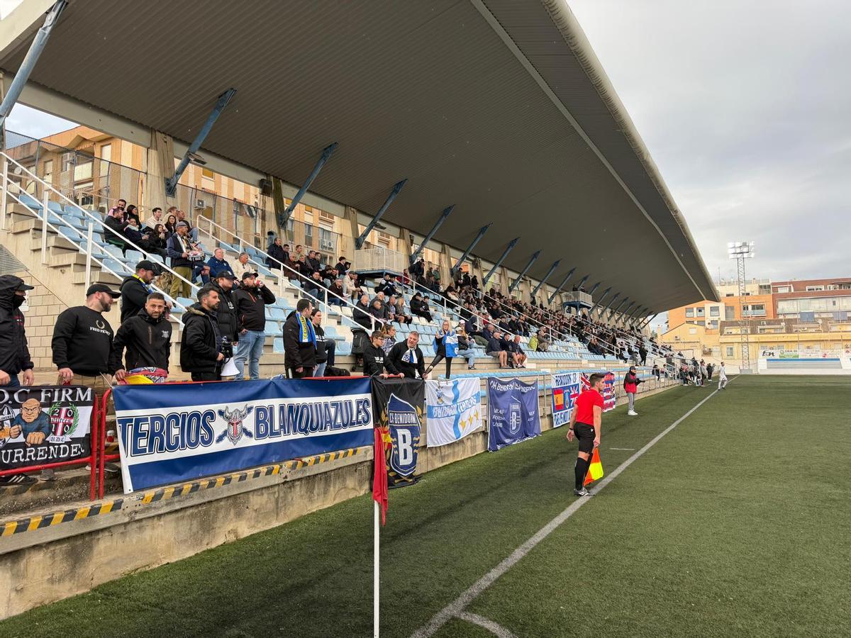 Un grupo de aficionados en el partido entre el Olímpic y el Benidorm en la Murta.