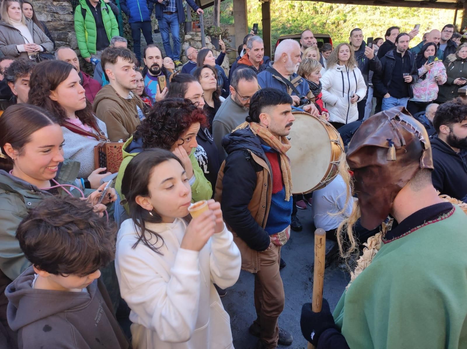 Rodrigo Cuevas recibe el "Choqueiro de Os Reises 2023" en plena mascarada