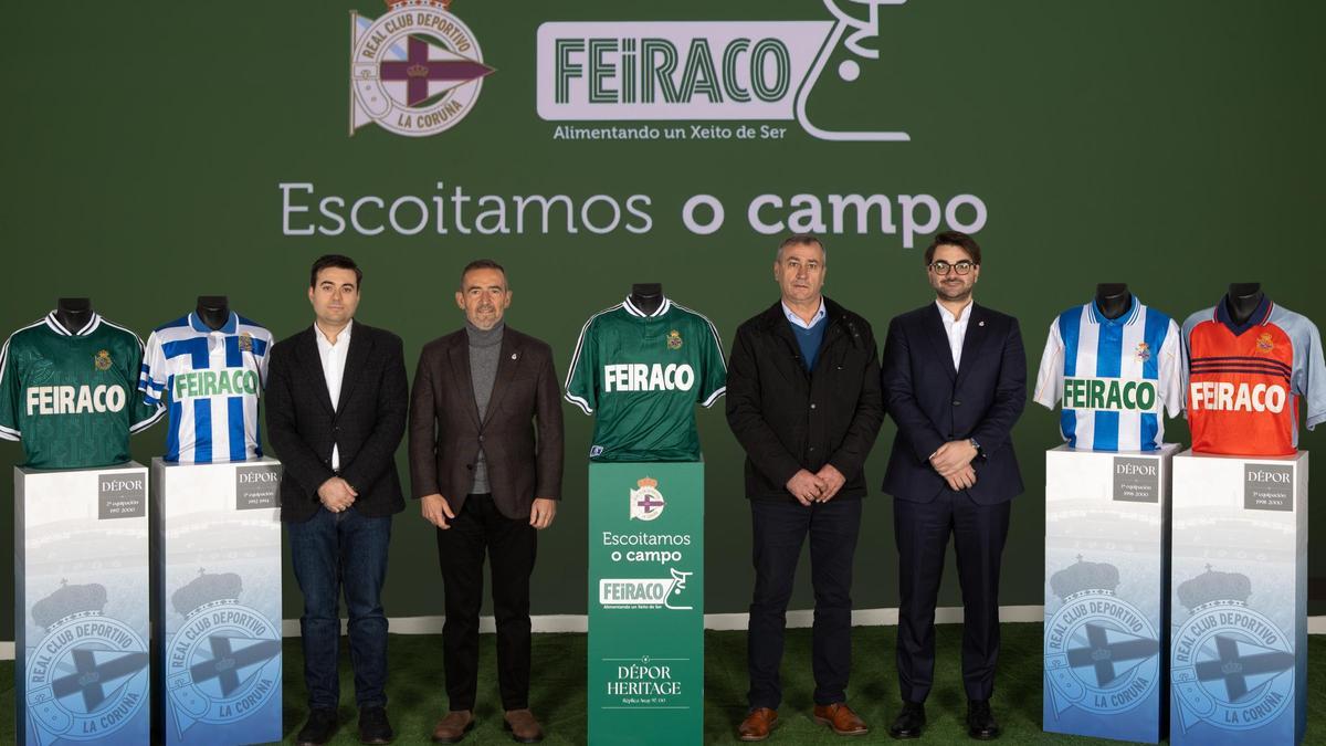Representantes de Feiraco y el Deportivo en Riazor.