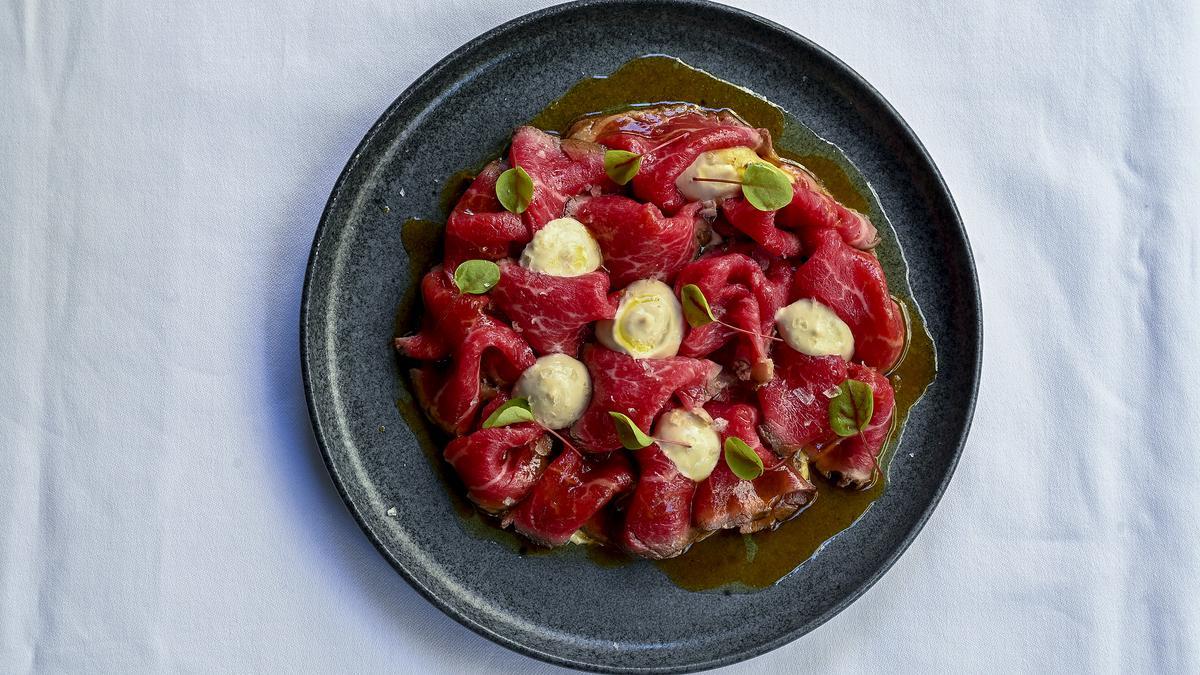 El plato de 'vitello tonnato' de Lombo.