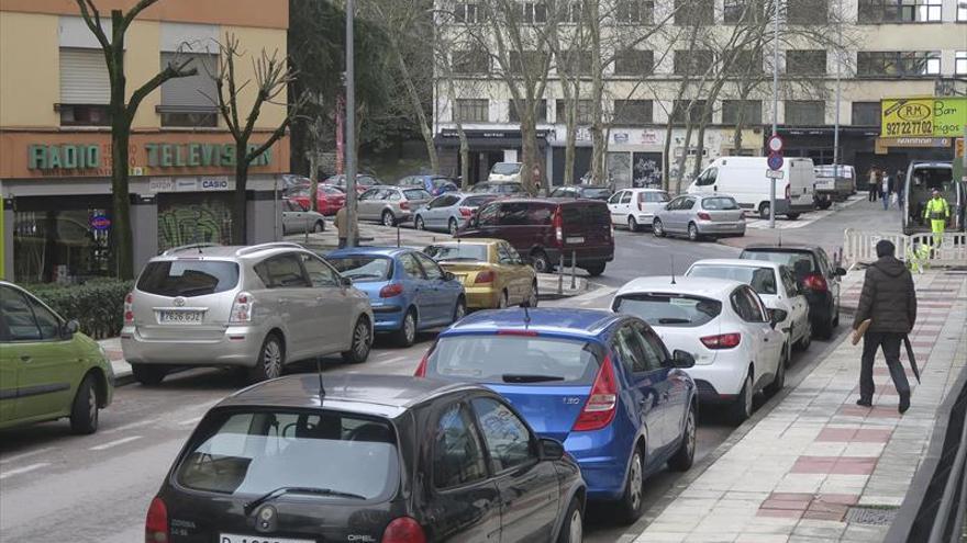 Un hombre atraca a dos jóvenes a punta de pistola en La Madrila de Cáceres