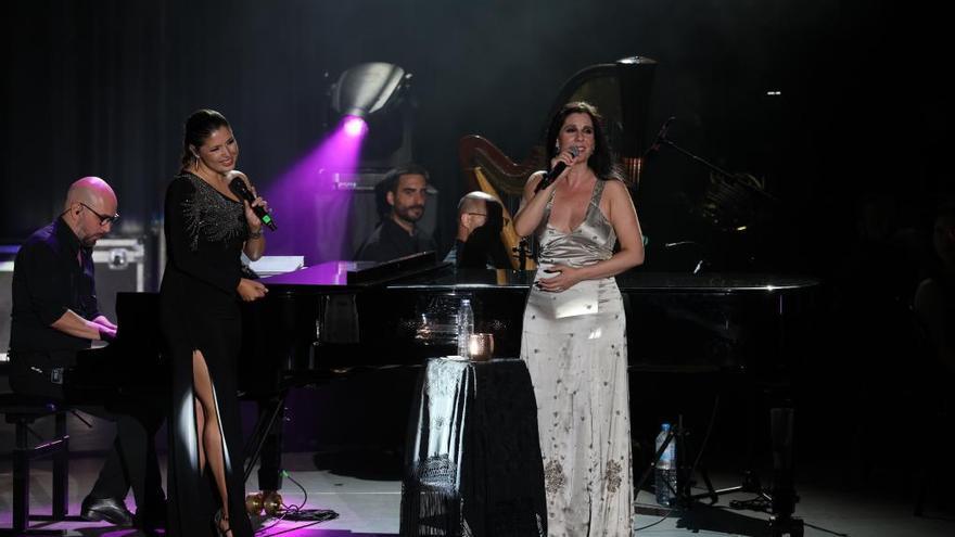 La cantante grancanaria Cristina Ramos emociona en Nerja