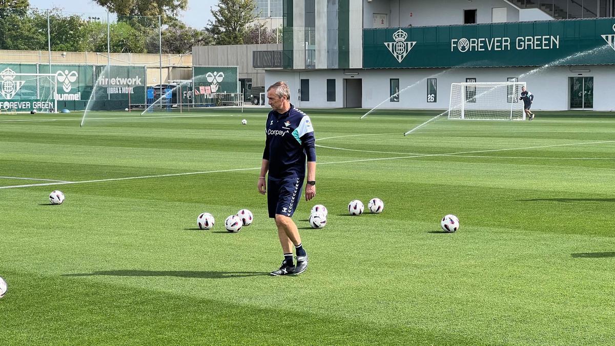 Rubén Cousillas dirigiendo el entrenamiento del Real Betis