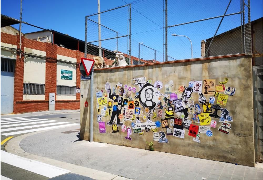 Una de las fachadas de la Ciudad del Artista Fallero ha aparecido llena de imágenes e iconos relacionados con las Fallas.