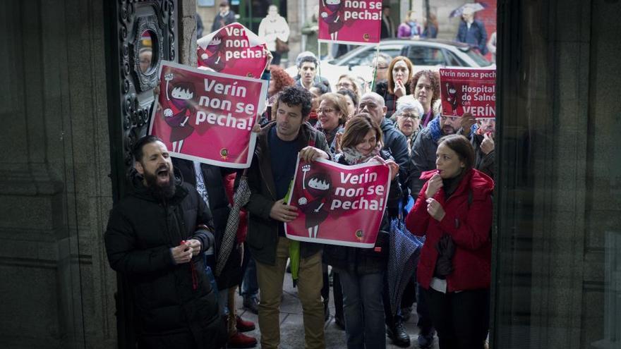 Protesta por el cierre del paritorio de Verín en la Diputación