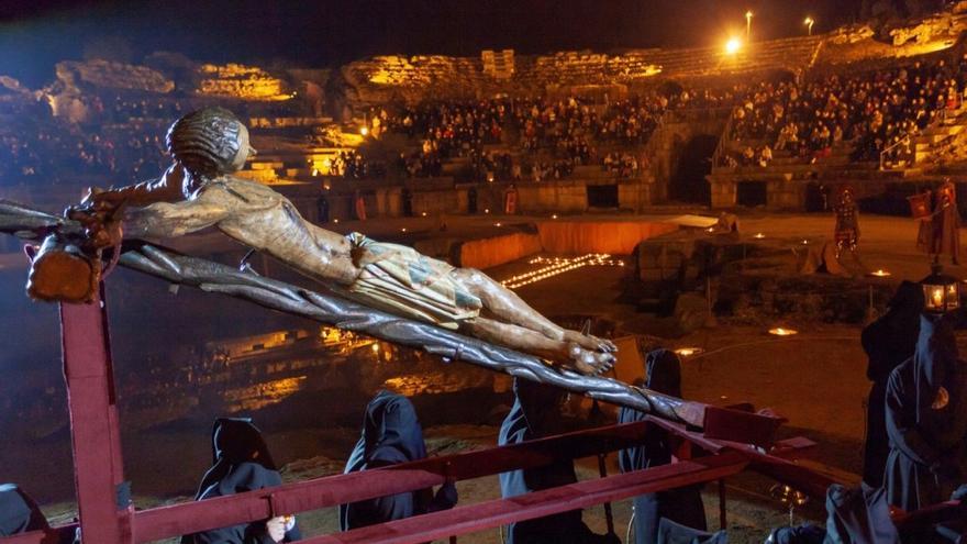 El mal tiempo obliga a celebrar bajo techo el Vía Crucis al Cristo de la O en Mérida