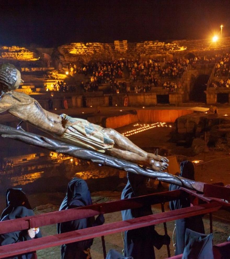 El mal tiempo obliga a celebrar bajo techo el Vía Crucis al Cristo de la O en Mérida