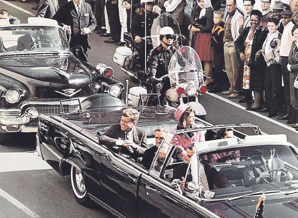 John Fitzgerald Kennedy, en Dallas, momentos antes de ser asesinado. WASHINGTON (DC, EEUU), 13/04/2013.- Fotografía del 22 de noviembre 1963 cedida hoy, sábado 13 de abril de 2013,en donde aparece el presidente de EEUU, John Fitzgerald Kennedy acompañado de su esposa Jacqueline en una calle de Dallas, Texas (EEUU), y que forma parte de la exposición "Tres balas fueron disparadas" que desde este fin de semana y hasta el próximo enero ofrece el "Newseum" de Washington DC, en conmemoración del 50 aniversario del fallecimiento del mandatario. Una muestra que recoge algunos objetos nunca exhibidos relacionados con el día del asesinato. EFE. SÓLO USO EDITORIAL/NO VENTAS/CRÉDITO OBLIGATORIO