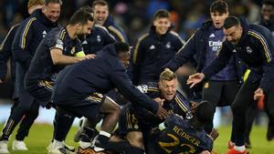 Los jugadores del Real Madrid celebran su pase a semifinales de la Champions League