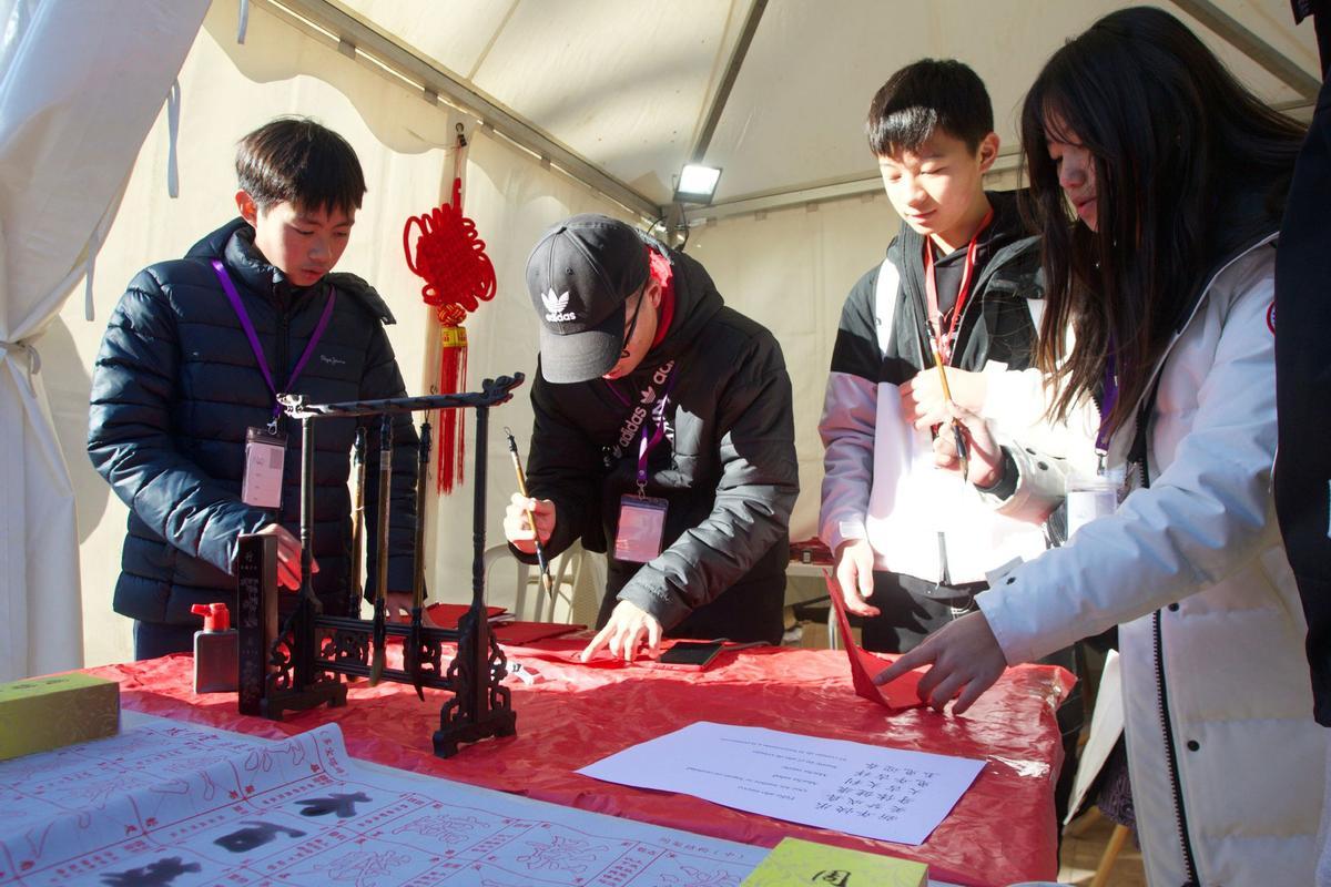 Uno de los talleres, en este caso de escritura china