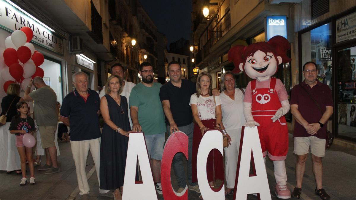 Autoridades y comerciantes en la inauguración de la décima Noche Abierta de Priego.