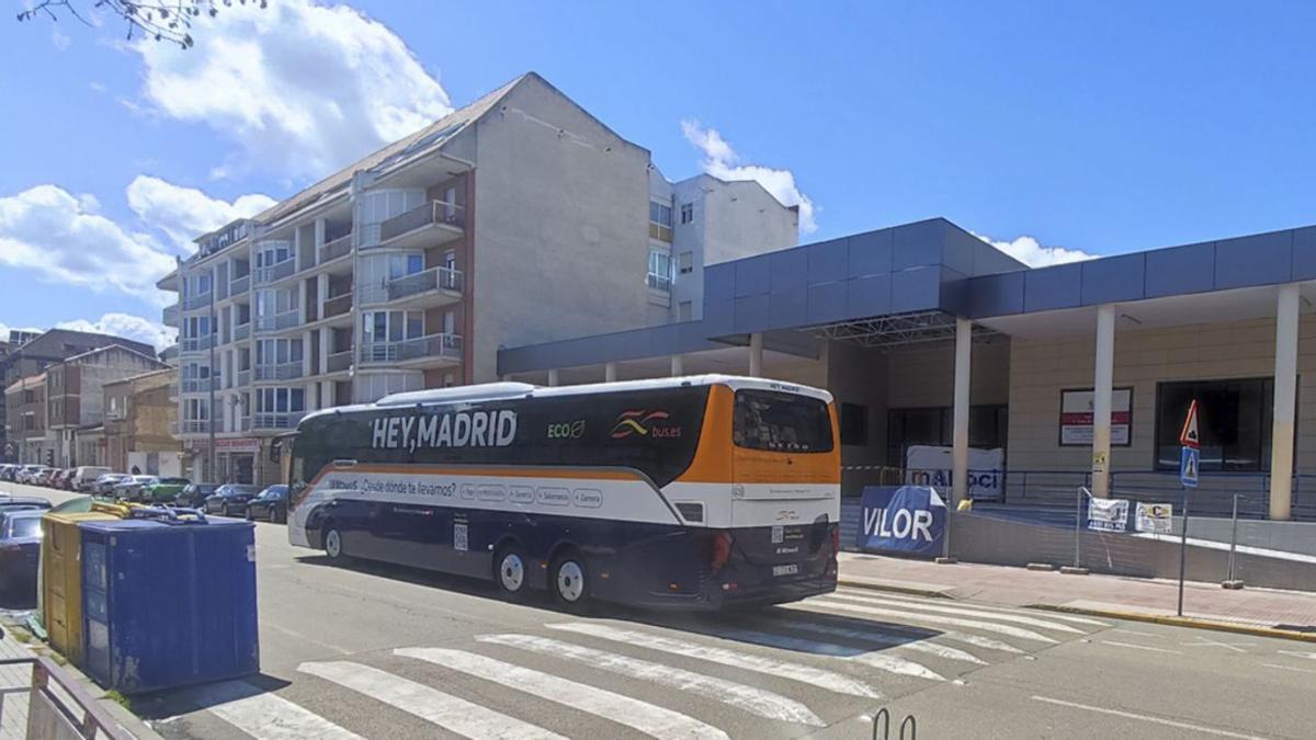 VÍDEO | Un autobús a Madrid deja "tirados" a tres pasajeros en Benavente a las tres de la mañana