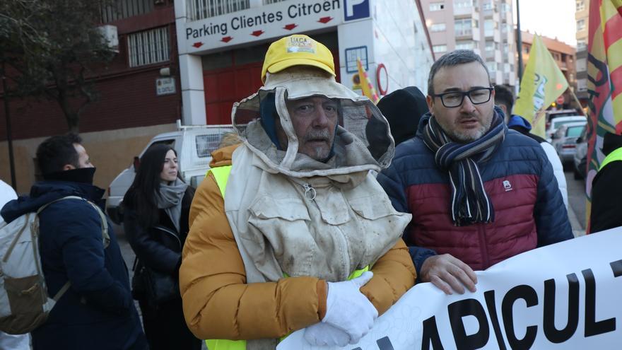 Los apicultores dicen &#039;basta&#039; en una protesta frente a La Aljafería