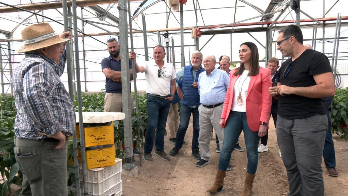 La consejera Sara Rubira, junto a Pascual Blanco, Santiago Martínez, presidente de Fecoam (centro), y socios y cooperativistas de Hortamira.
