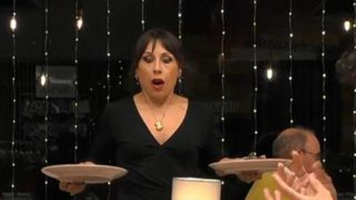 Una camarera de 'First Dates' interrumpe la cita en el peor momento: "Estábamos desnudos, a ver cómo lo remontamos"