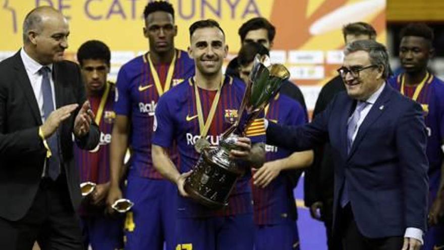 Paco Alcácer, ahir capità del Barça, va rebre el trofeu de campió