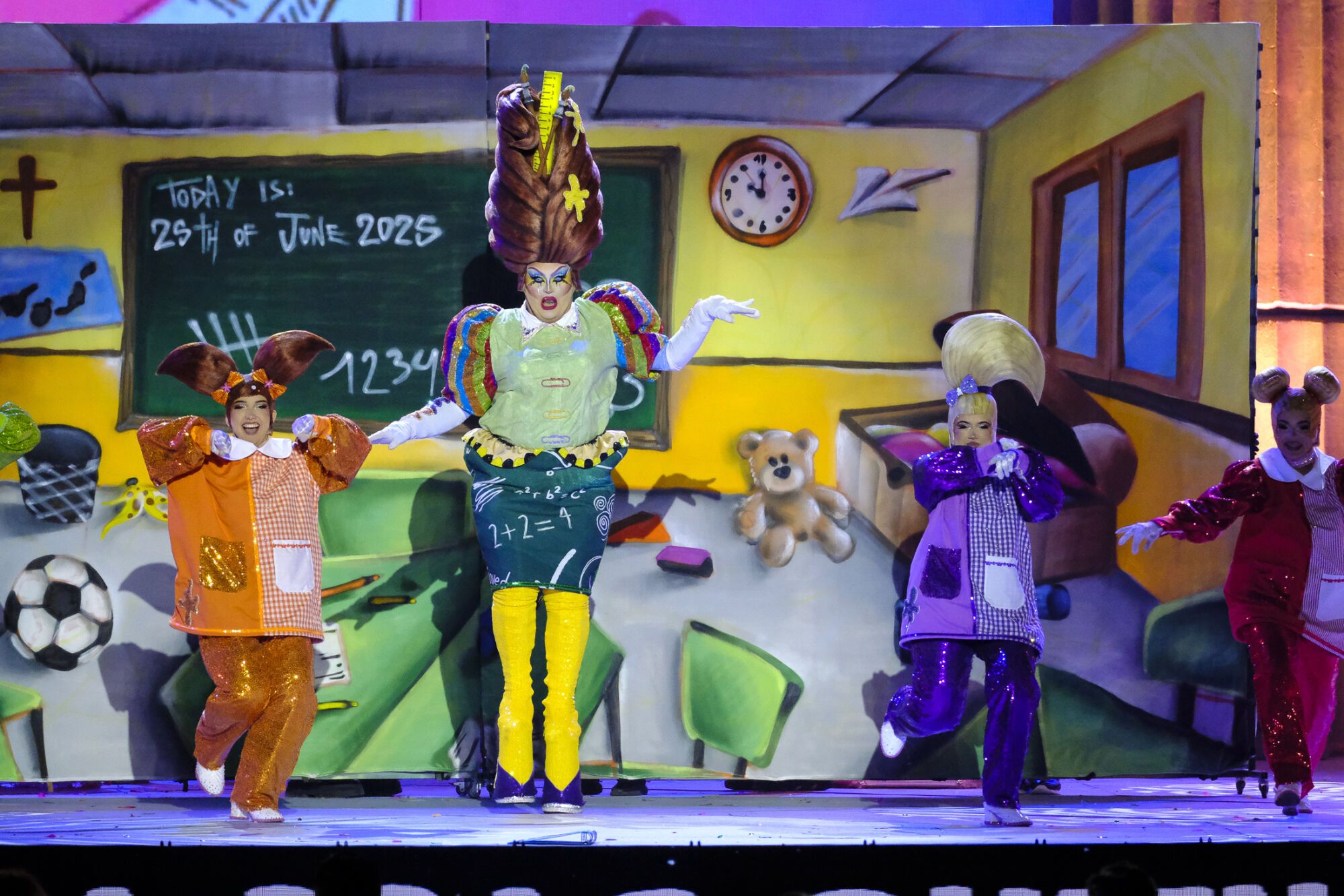 7. Drag Sequins (Samuel José Torres Ojeda) Con el patrocinio de Ayuntamiento de Arucas y Vervia Asesores y con un diseño de Josep López Martí y Néstor Santana García presenta el espectáculo Ay, eres como el verano. ¿Caliente? ¡No! Sin clase.