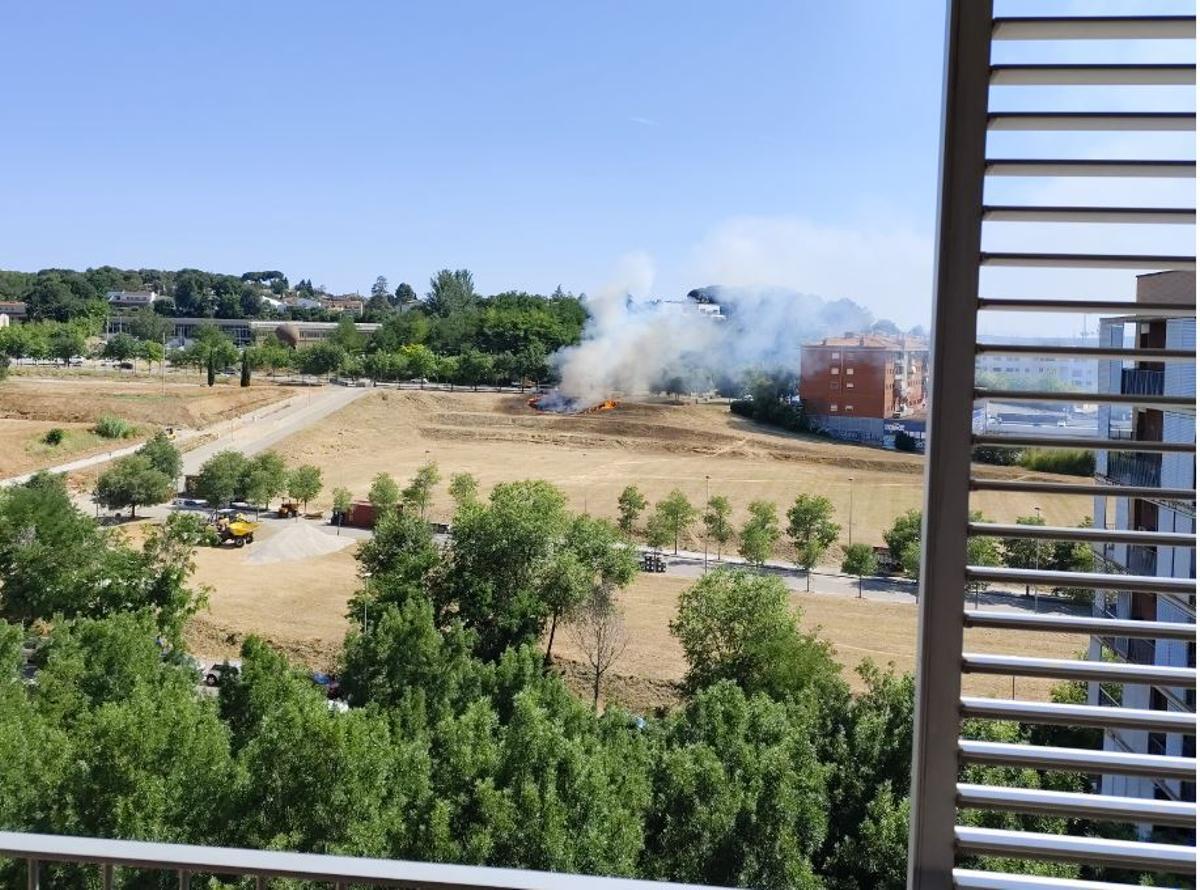 Les flames i la columna de fum del foc de vegetació de Lluís Pericot, vistes des d’un edifici proper.