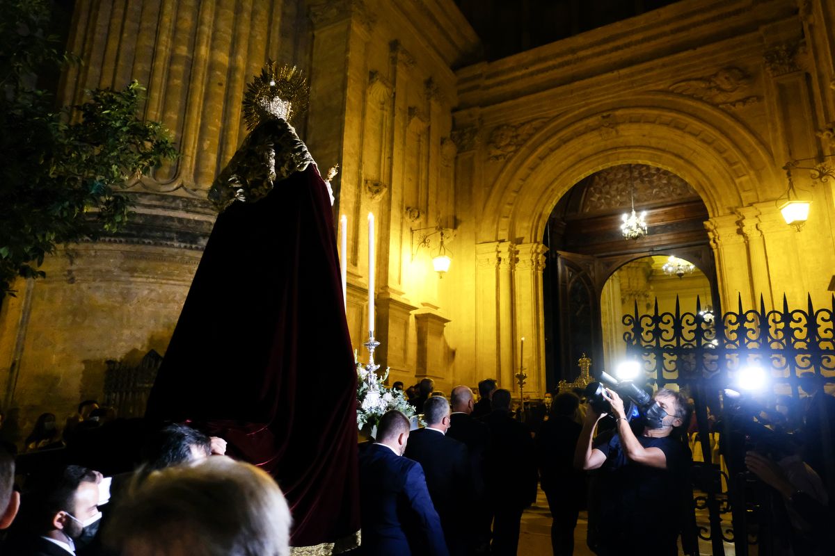 Madrugada de traslados para la veneración 'El Verbo Encarnado' en la Catedral