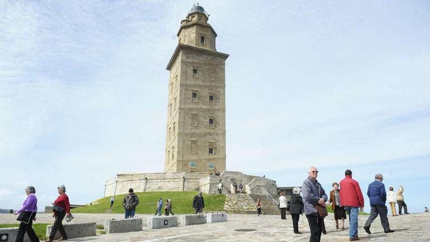 Turistas en la Torre de Hércules.