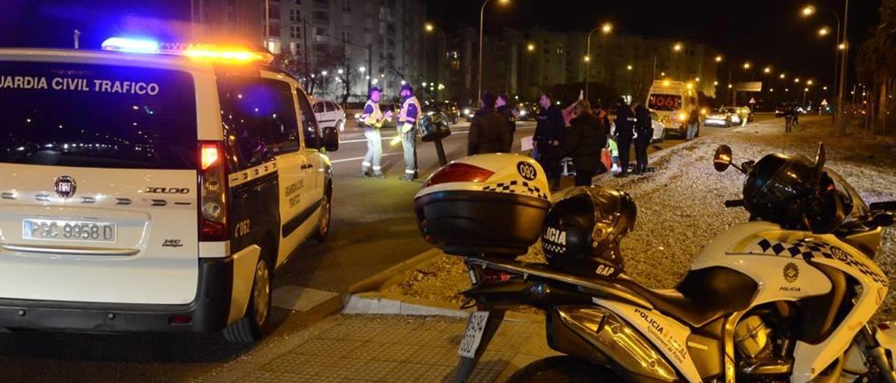 Guardia Civil de Tráfico, Policía Local de Palma y los servicios sanitarios acudieron al lugar del atropello, frente al Palacio de Congresos.