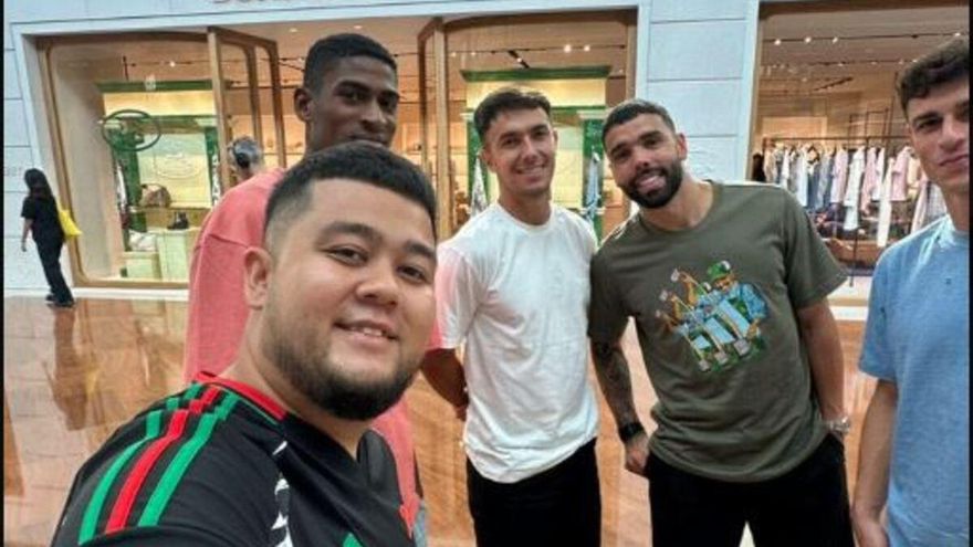 Mosquera pasea por Singapur con los españoles del Arsenal