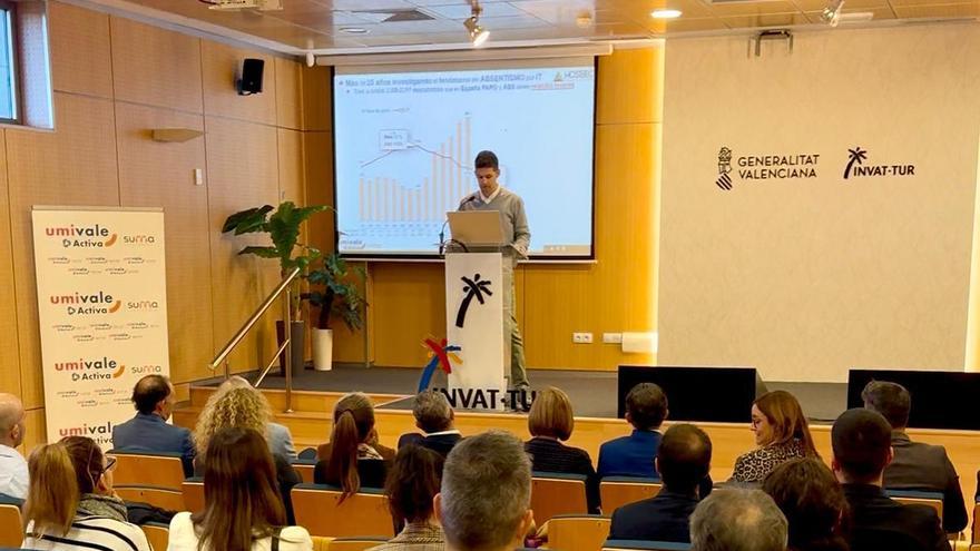 Fede Fuster, durante su intervención de la presentación del estudio sobre absentismo laboral en Benidorm. / INFORMACIÓN