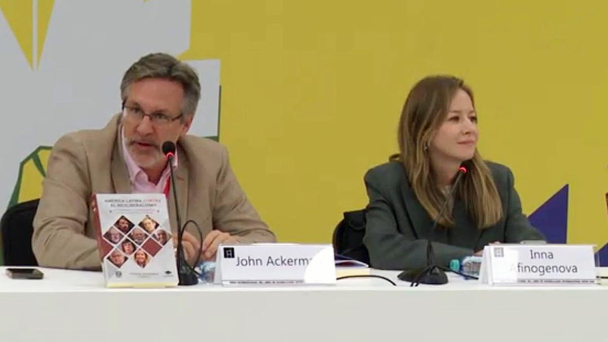Captura de pantalla del vídeo del acto en el que participaron John Ackerman e Inna Afinogenova en FIL Guadalajara.